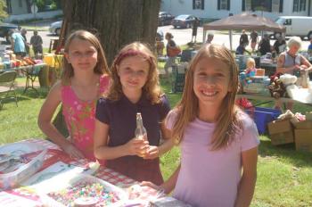 Vivian Mckinney, Corinne Joyce and Raegan Eddy make jewelry with beads. ART MAYERS/Wiscasset Newspaper