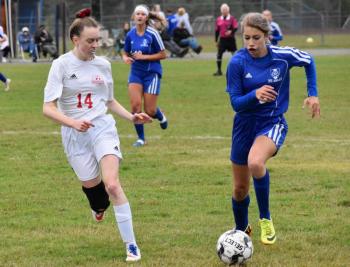 WMHS’ Zoe Waltz and Mt. Abram’s Charlotte Mitchell compete Saturday, Sept. 14. PHIL DI VECE/Wiscasset Newspaper