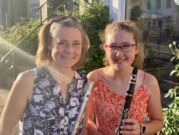 Wiscasset’s Lisa Truesdell, on flute, and daughter Julia, 13, on clarinet, played at numerous spots along the art walk. SUSAN JOHNS/Wiscasset Newspaper