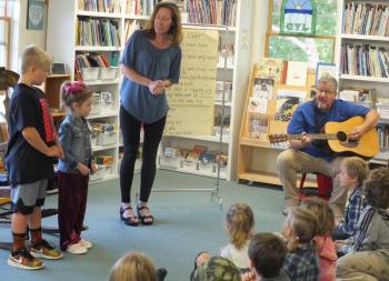 Teacher Jill Cotta introduces kindergartner Mariner Day to her fourth grade reading buddy Demetrius Hilgendorf during the Center for Teaching and Learning’s daily morning meeting. BILL PEARSON/Boothbay Register