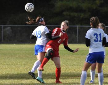 Gwen Webber and Mt. Valley’s Emma Clukey. PHIL DI VECE/Wiscasset Newspaper