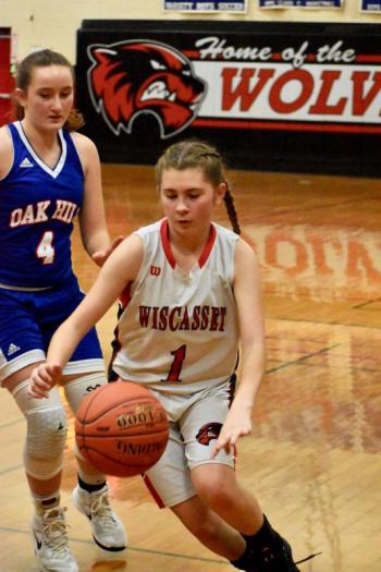WMHS’s Bri Colson-Orr races Raider Amara Denis for a loose ball. PHIL DI VECE/Wiscasset Newspaper