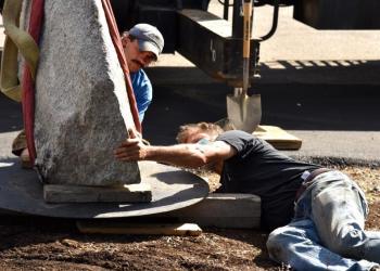 Robbie Campbell and “Owl” sculptor Andreas von Huene ensuring everything is absolutely perfect. Bob Crink photo