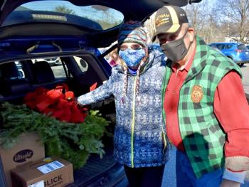 Chuck Billings brings Margo Stiassni her holiday wreaths. PHIL DI VECE/Wiscasset Newspaper