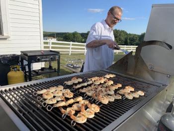 Sarah’s Cafe’s John Ellsworth tends vegetables and shrimp kabobs. SUSAN JOHNS/Wiscasset Newspaper