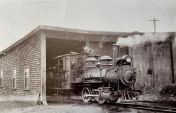 Wiscasset, Waterville & Farmington Railway’s 1894 engine house was beside the Sheepscot River in Wiscasset. Courtesy of Wiscasset, Waterville & Farmington Railway Museum