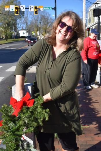 Tracy Whitney who recently moved to Wiscasset with her husband secures a holiday bow. PHIL DI VECE/Wiscasset Newspaper