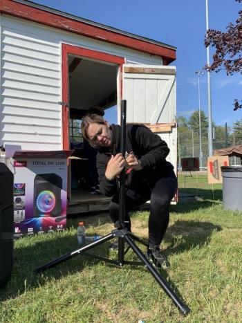PIE’s Wendy Tarrance sets up sound equipment for raffle announcements. SUSAN JOHNS/Wiscasset Newspaper