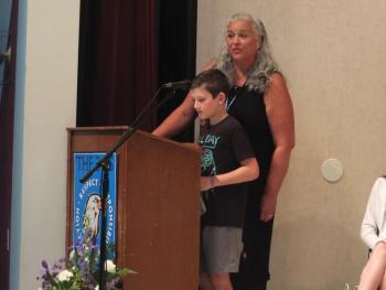 Edgecomb Eddy third graders present sunglasses as their graduation gift. BILL PEARSON/Boothbay Register