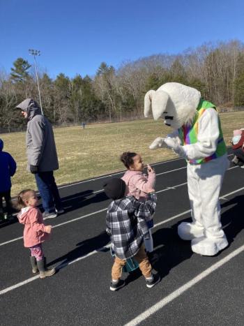 The Easter bunny gives Edgecomb’s Mavis Maulolo, 4, a high five. EDNA MILLER/Wiscasset Newspaper