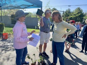 GCW’s Linda Belmont, left, and shopper and Wiscasset Elementary School Principal Kathleen Pastore. SUSAN JOHNS/Wiscasset Newspaper