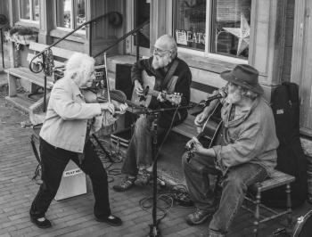 Fiddle player Nanci Stein joined Chris Lannon and Rick Turcotte on the sidewalk during Wiscasset Art Walk in September 2022. Amy Lewis photo