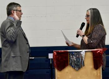 Kim Dalton Town Administrator and Town Clerk swears in Moderator Mike Field. PHIL DI VECE/Wiscasset Newspaper