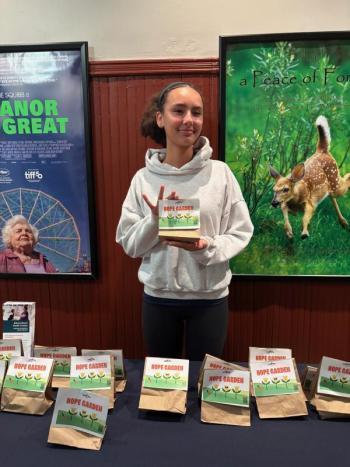 Rushton passes out Yellow Tulip Hope bags during the Nov. 10 showing of “Screenagers: The Next Chapter” at the Lincoln Theater. Courtesy of Piper Wilber