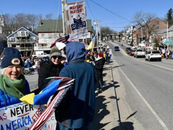 At one point the line of the No Kings gathering stretched across the Davy Bridge. PHIL DI VECE/Wiscasset Newspaper