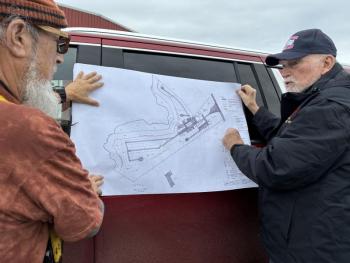 Harmon, right, updates Cohen on project plans. SUSAN JOHNS/Wiscasset Newspaper