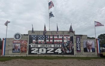 tRUMP wALL 
