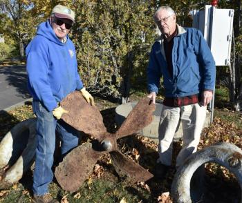 Steve Erskine (l) and Steve Christiansen pose with the Winter Harbor propeller. PHIL DI VECE/Wiscasset Newspaper