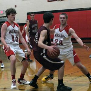 Travis Padilla and Austin Haskell apply pressure to Monmouth’s Brett Wilson. Below: Matt Craig tries to make a move against Monmouth defenders, and Marques Houston of Monmouth defends Wiscasset’s Chandler Longfellow KATHY ONORATO/Wiscasset Newspaper KATHY ONORATO/Wiscasset Newspaper 