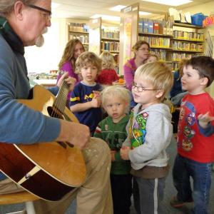 Xzavier and Oliver Ordung, Ethan Clark and Henry Uleau place song requests and sing along with Mat O’Donnell. Courtesy of Natalie Castonia