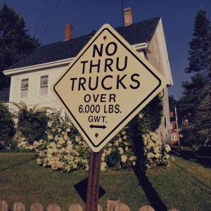 A weight limit sign on Wiscasset’s Federal Street on Aug. 14. SUSAN JOHNS/Wiscasset Newspaper Federal Street, Wiscasset, sign, weight limit