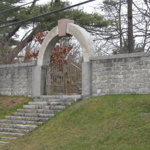 The 1897 arch at Damariscotta’s Walpole Cemetery. Courtesy of Damariscotta Cemetery Committee member Lorraine Faherty