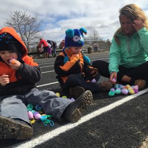 Jett Dowling, left, of Dresden bites a plastic egg as he and his twin brother Jaxx Dowling and cousin Danielle Kotow go over the eggs the boys collected March 26 at Wiscasset’s Easter egg hunt. SUSAN JOHNS/Wiscasset Newspaper