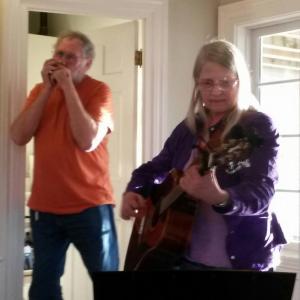 Shine and Beth Richards jammin’ at an Open Mic. Courtesy of Grace Goldberg
