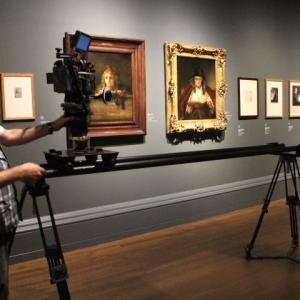 Robin Fox filming 'Rembrandt - The Late Works' at the National Gallery, London. Photo © EXHIBITION ON SCREEN
