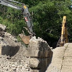 In Alna July 29, an excavator scoops debris from
the demotion of a Head Tide Dam abutment. SUSAN JOHNS/Wiscasset Newspaper