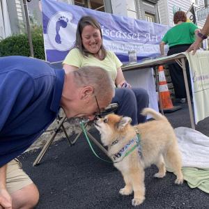 Wiscasset’s David Flynn meets with Tye as the Pomeranian’s owner Lisa Fourre looks on at Wiscasset Art Walk’s Aug. 29 installment. SUSAN JOHNS/Wiscasset Newspaper