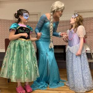 Ireland Teele, 6, far left, and Charlotte Ramsdell, 7, sing “Let it go” with a volunteer princess in a Damariscotta fundraiser Aug. 3 for Ramsdell, a burn survivor, to receive training. SUSAN JOHNS/Wiscasset Newspaper