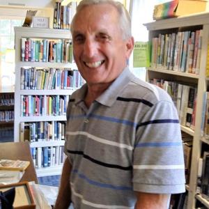 Ken Gloss, owner of Brattle Book Shop and appraiser for PBS’ “Antiques Roadshow” meets a crowd at Boothbay Harbor Memorial Library on Thursday, Aug. 22. JANE CARPENTER/Boothbay Register