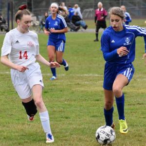 WMHS’ Zoe Waltz and Mt. Abram’s Charlotte Mitchell compete Saturday, Sept. 14. PHIL DI VECE/Wiscasset Newspaper