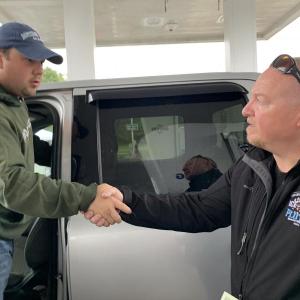 Boothbay’s Bill Mansfield, left, shakes hands with Wiscasset Police Chief Larry Hesseltine Saturday at Circle K in Wiscasset. SUSAN JOHNS/Wiscasset Newspaper