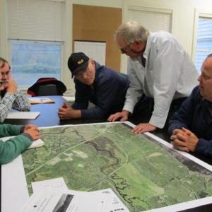 KELT’s Ruth Indrick and, from left, selectmen Allen Greene, Dale Chadbourne, David King Sr. and Jason Shaw talk Oct. 7. PHIL DI VECE/Wiscasset Newspaper