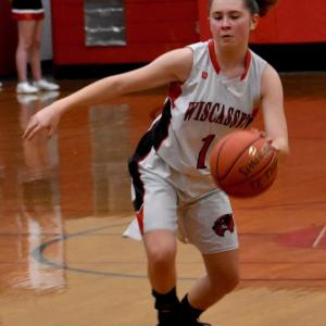 Bri Olson-Orr netted eight points in WMHS’s game with Boothbay Region High School. PHIL DI VECE/Wiscassset Newspaper
