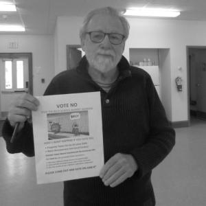 Gary Blau shows a flier he designed for selectmen. ART MAYERS/Wiscasset Newspaper