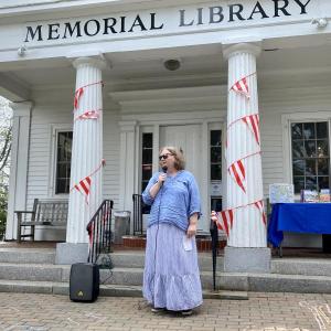 Maine mystery author Barbara Ross hosts a lecture about her Maine Clambake Series on Boothbay Harbor Memorial Library’s lawn. ISABELLE CURTIS/Boothbay Register
