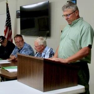 Mike Field moderates the meeting. PHIL DI VECE/Wiscasset Newspaper