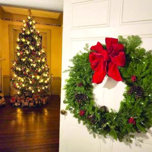 Nickels-Sortwell House with wreath by Garden Club of Wiscasset. Historic New England photo Welcome to Nickels-Sortwell House with wreath by the Wiscasset Garden Club. Photo: Historic New England
