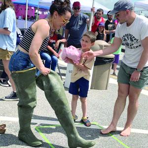 Wiscasset’s Corbin and Lucy Flores-Lichtinger and son Gideon, 7, take part in a relay at Wormfest in Wiscasset June 8. SUSAN JOHNS/Wiscasset Newspaper 