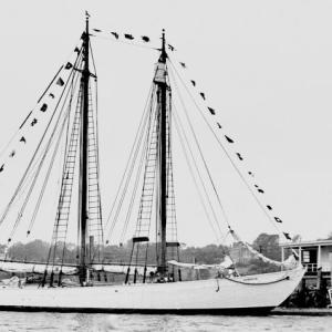 The Bowdoin made her way up the Sheepscot River arriving at Wiscasset around 7 p.m., Wednesday, Aug. 1, 1979 tying up at the Wiscasset Yacht Club dock. PHIL DI VECE photo