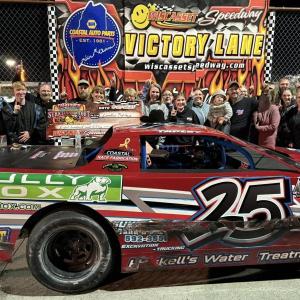 Landon Tapley and team gather in Victory Lane following his Strictly Shootout victory. Amy Worrey photo 