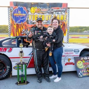  Andy Kaherl is joined by his wife Sam and son Lawson in Victory Lane. Jasen Dickey Photography