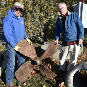 Steve Erskine (l) and Steve Christiansen pose with the Winter Harbor propeller. PHIL DI VECE/Wiscasset Newspaper